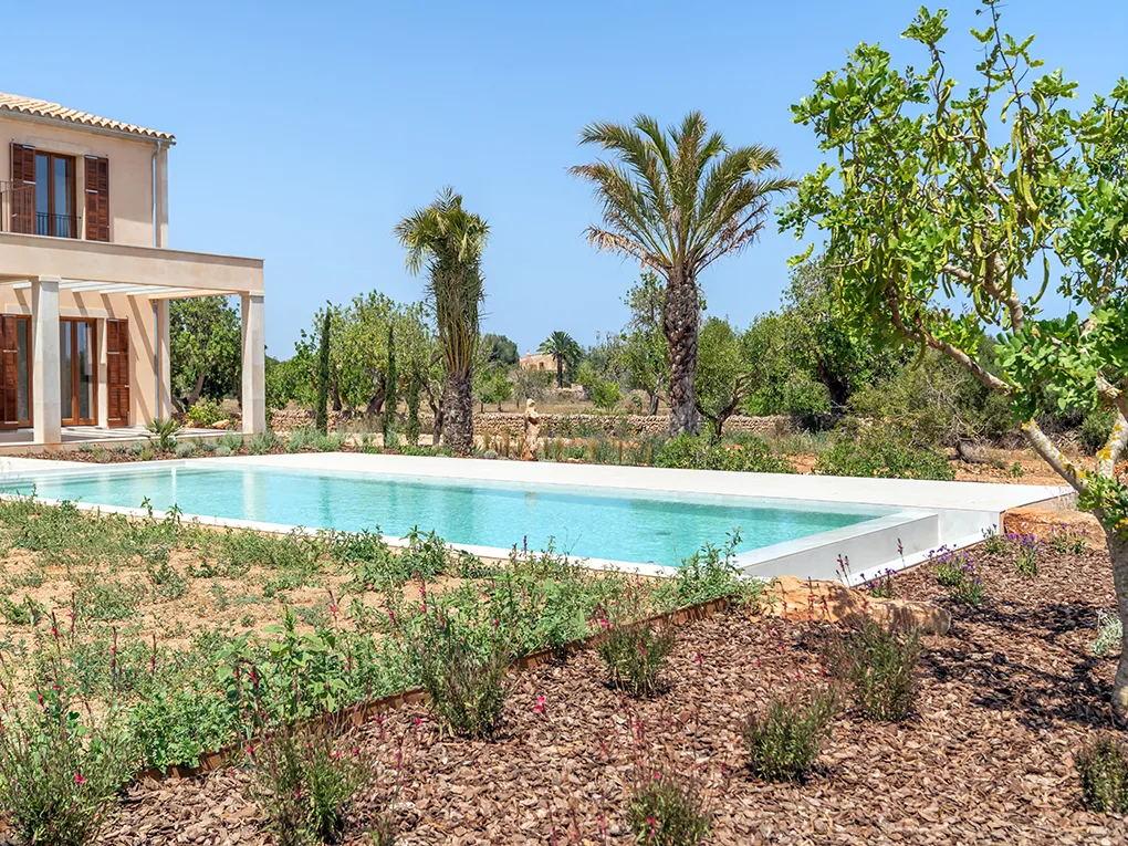 Finca moderna amb jardí ampli i vistes obertes-17
