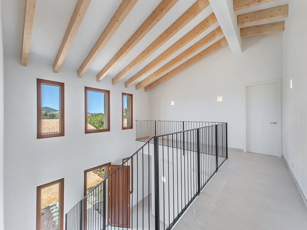 Finca moderna amb jardí ampli i vistes obertes-8