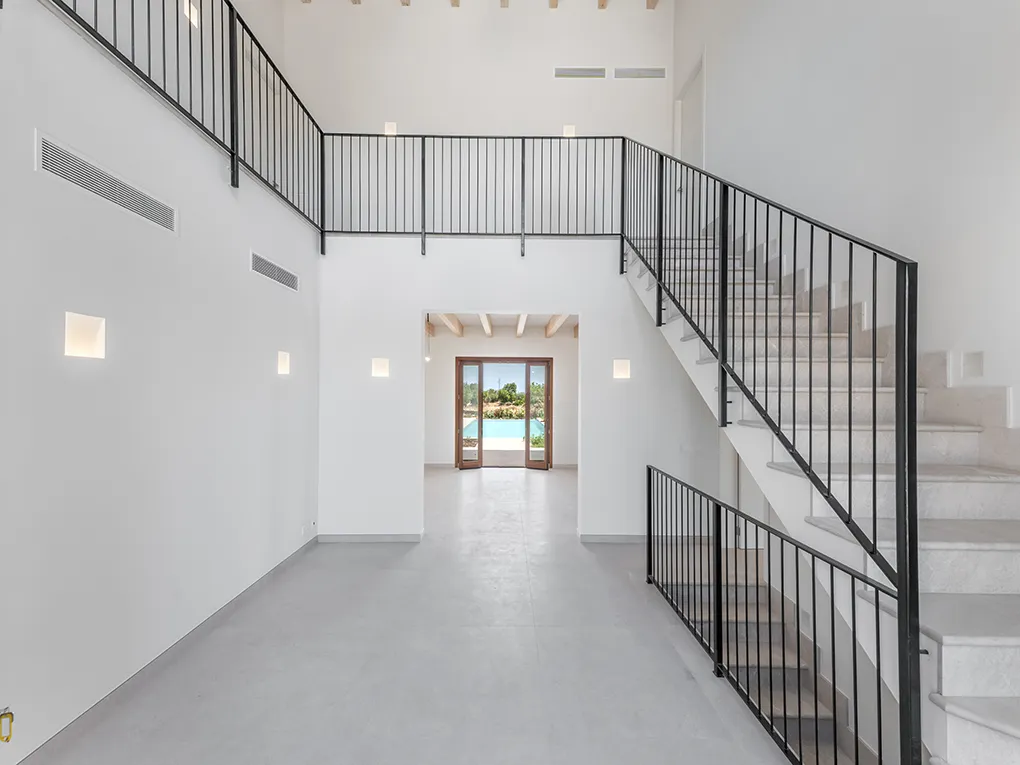 Finca moderna amb jardí ampli i vistes obertes-7