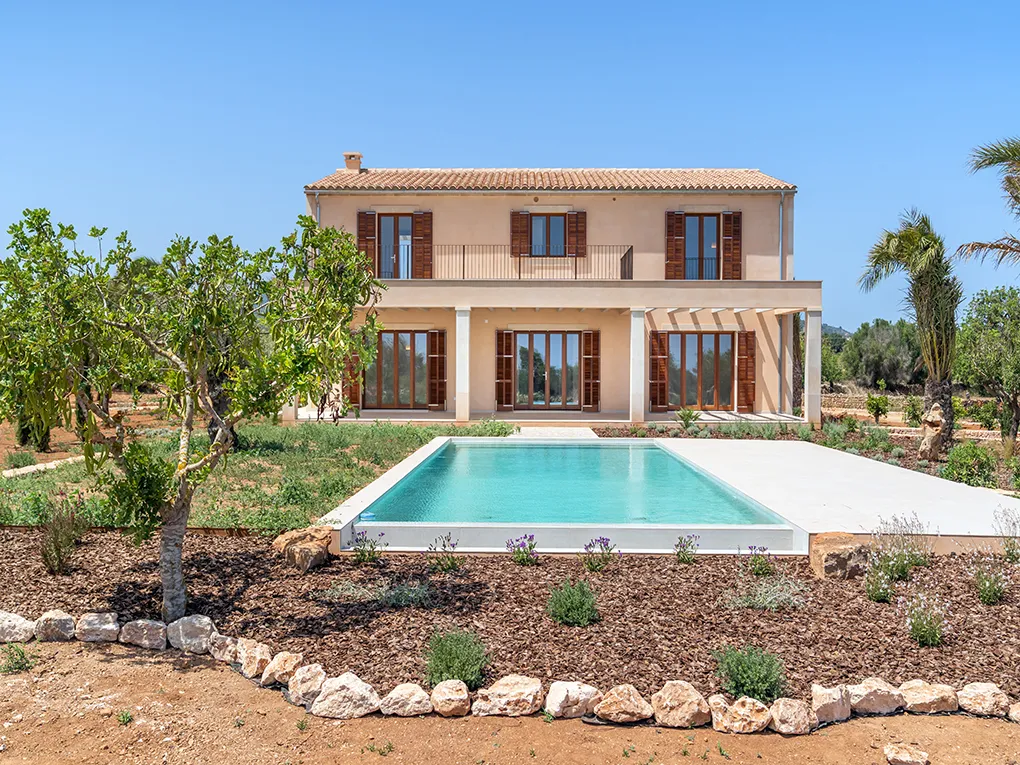 Finca moderna amb jardí ampli i vistes obertes-1