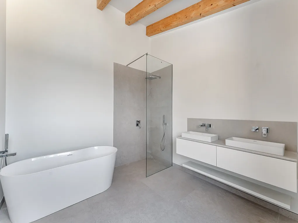 Finca moderna amb jardí ampli i vistes obertes-12