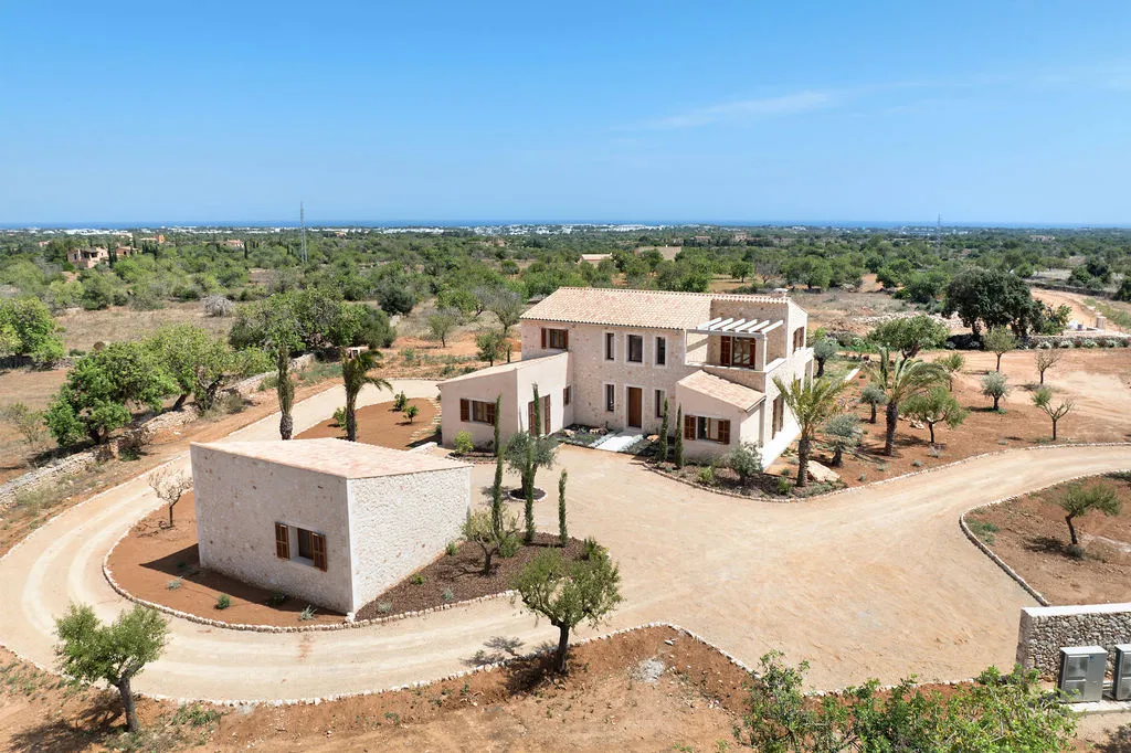 Finca moderna amb jardí ampli i vistes obertes-15