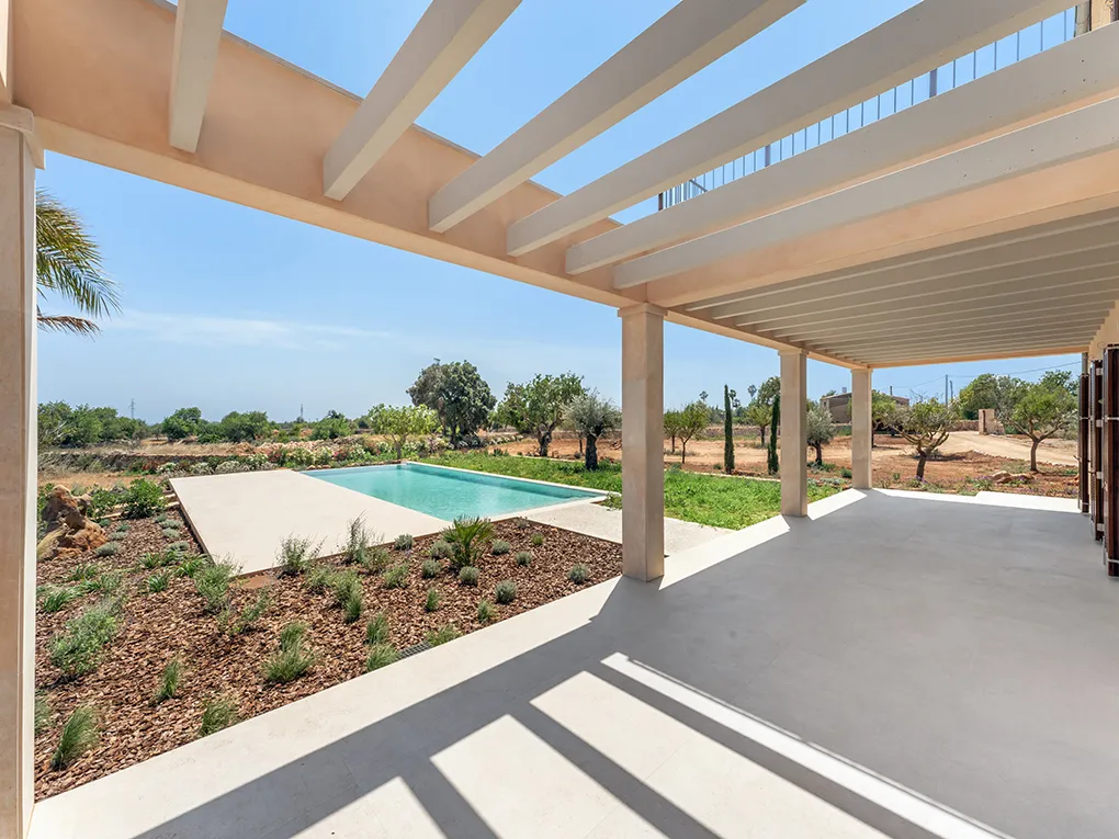 Finca moderna amb jardí ampli i vistes obertes-6