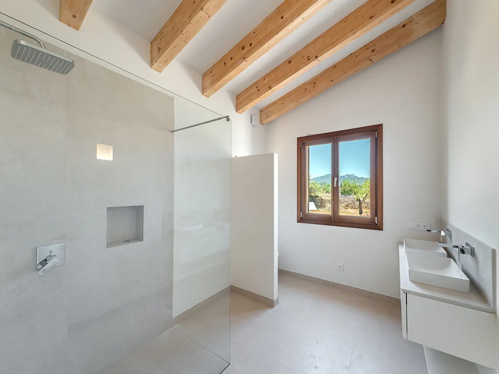 Finca moderna amb jardí ampli i vistes obertes-10