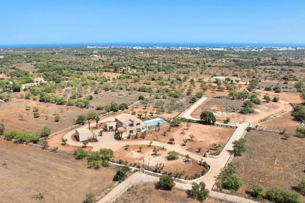 Finca moderna amb jardí ampli i vistes obertes-4