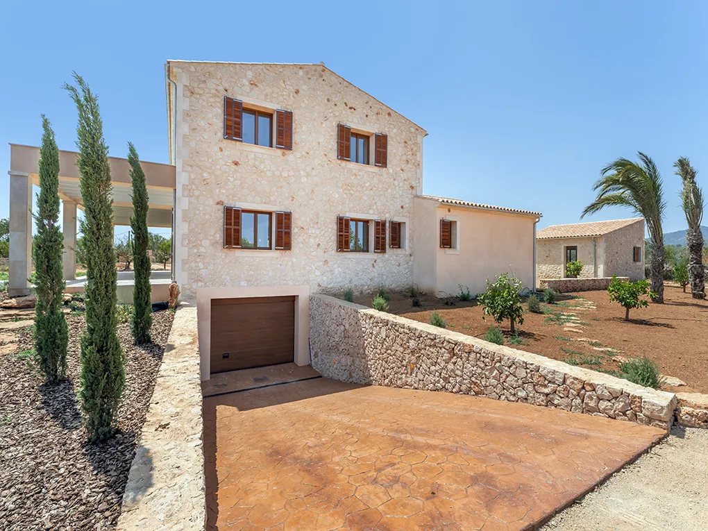 Finca moderna amb jardí ampli i vistes obertes-18