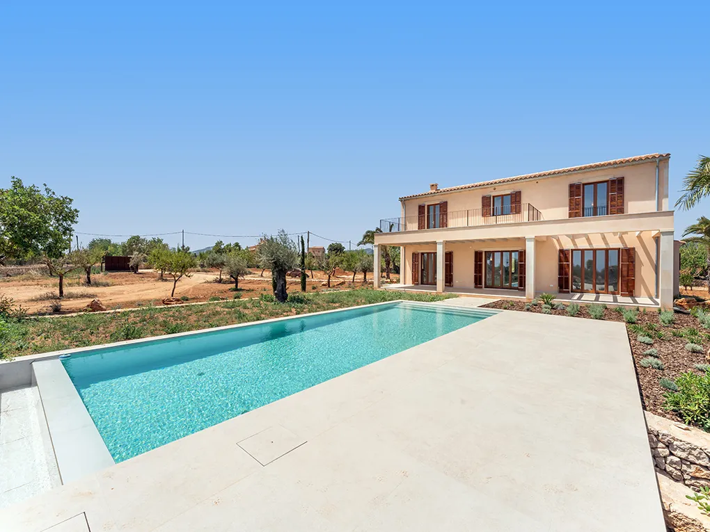 Finca moderna amb jardí ampli i vistes obertes-2