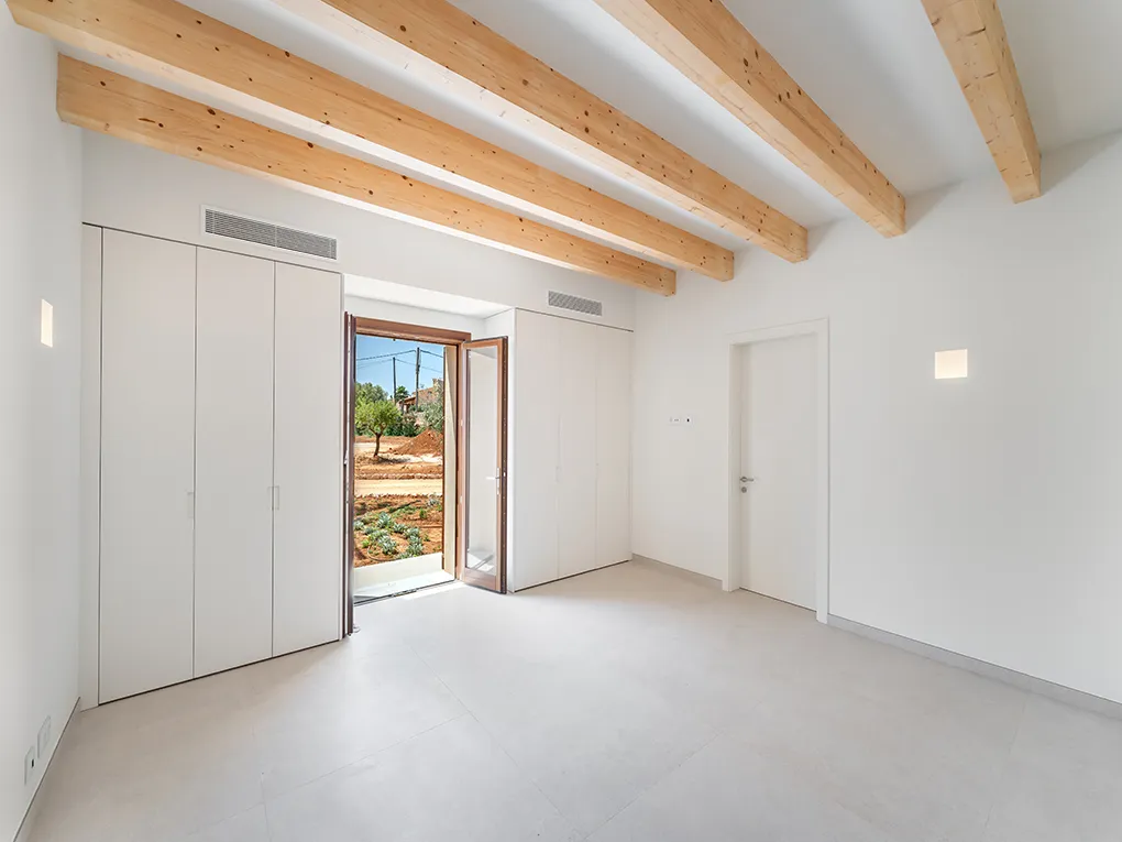 Finca moderna amb jardí ampli i vistes obertes-9