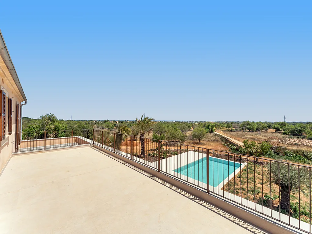 Finca moderna amb jardí ampli i vistes obertes-13