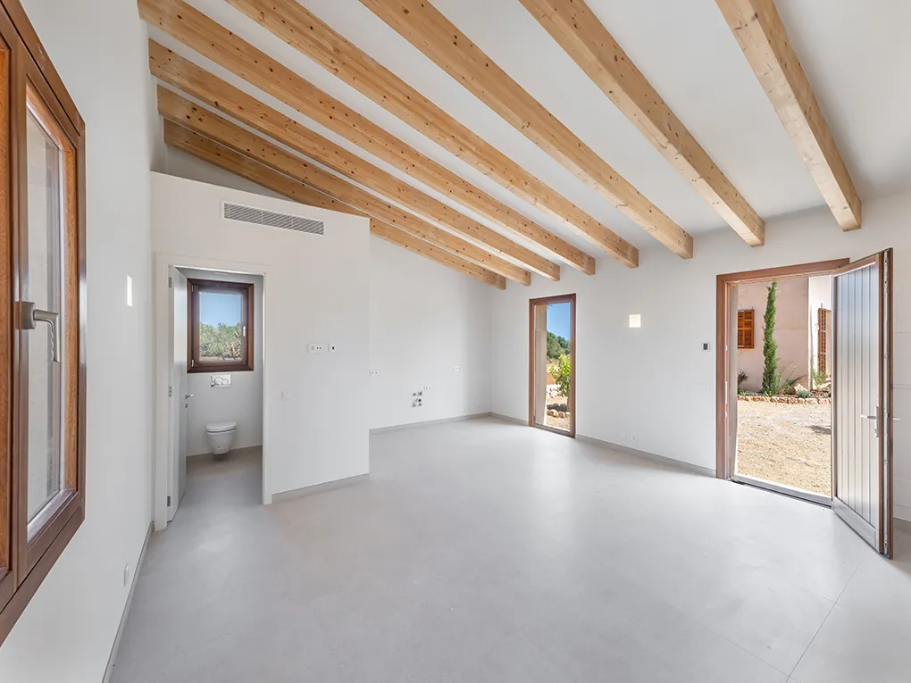 Finca moderna amb jardí ampli i vistes obertes-16