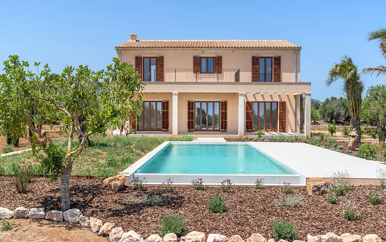 Finca moderna amb jardí ampli i vistes obertes