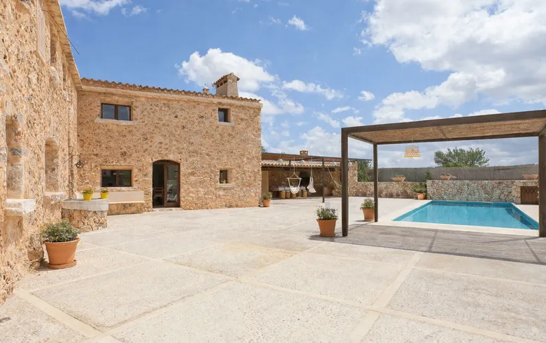 Belle maison en pierre avec piscine et bodega