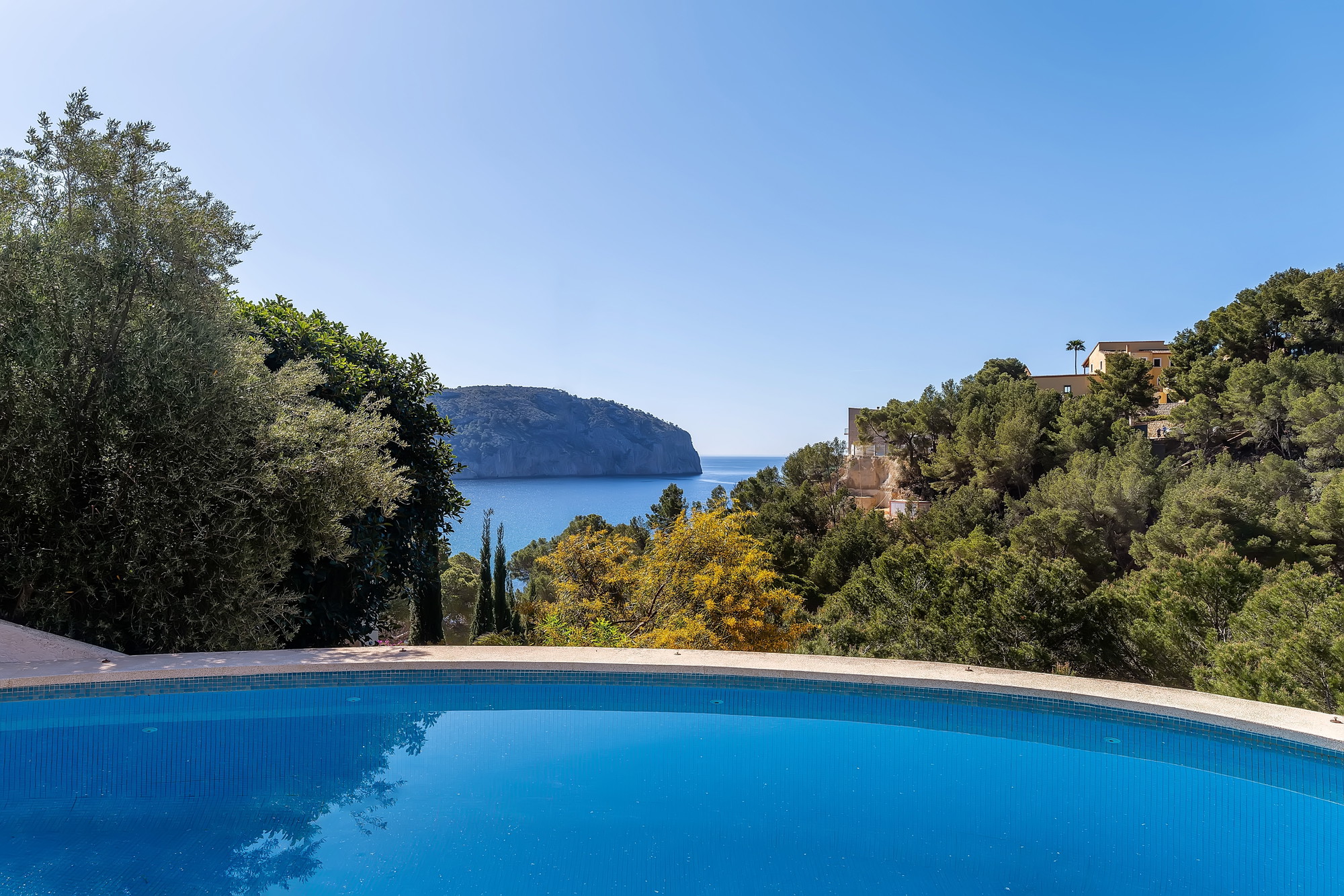 Mediterranean villa with potential in a prime location in Camp de Mar