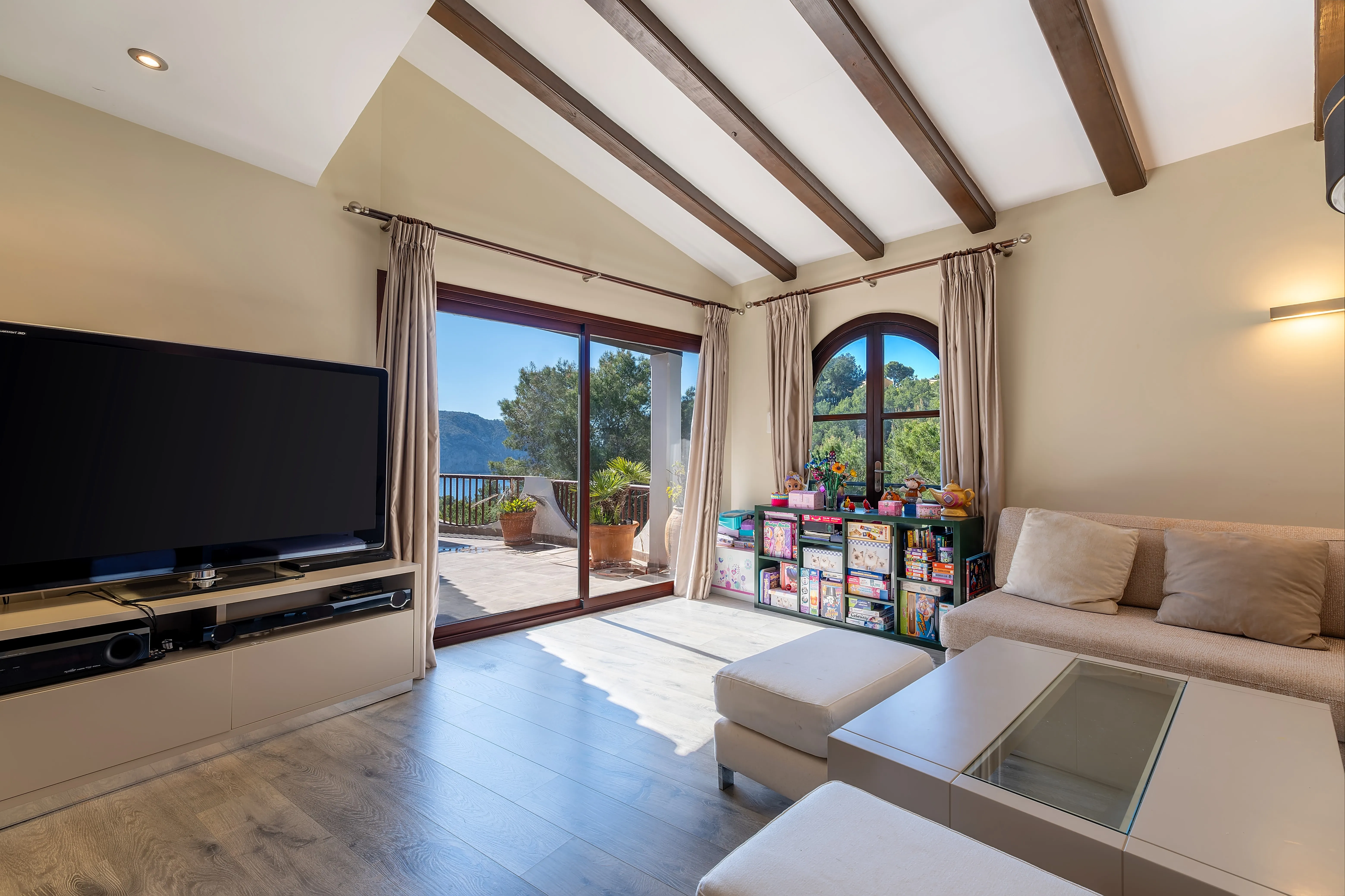 Mediterranean villa with potential in a prime location in Camp de Mar-5