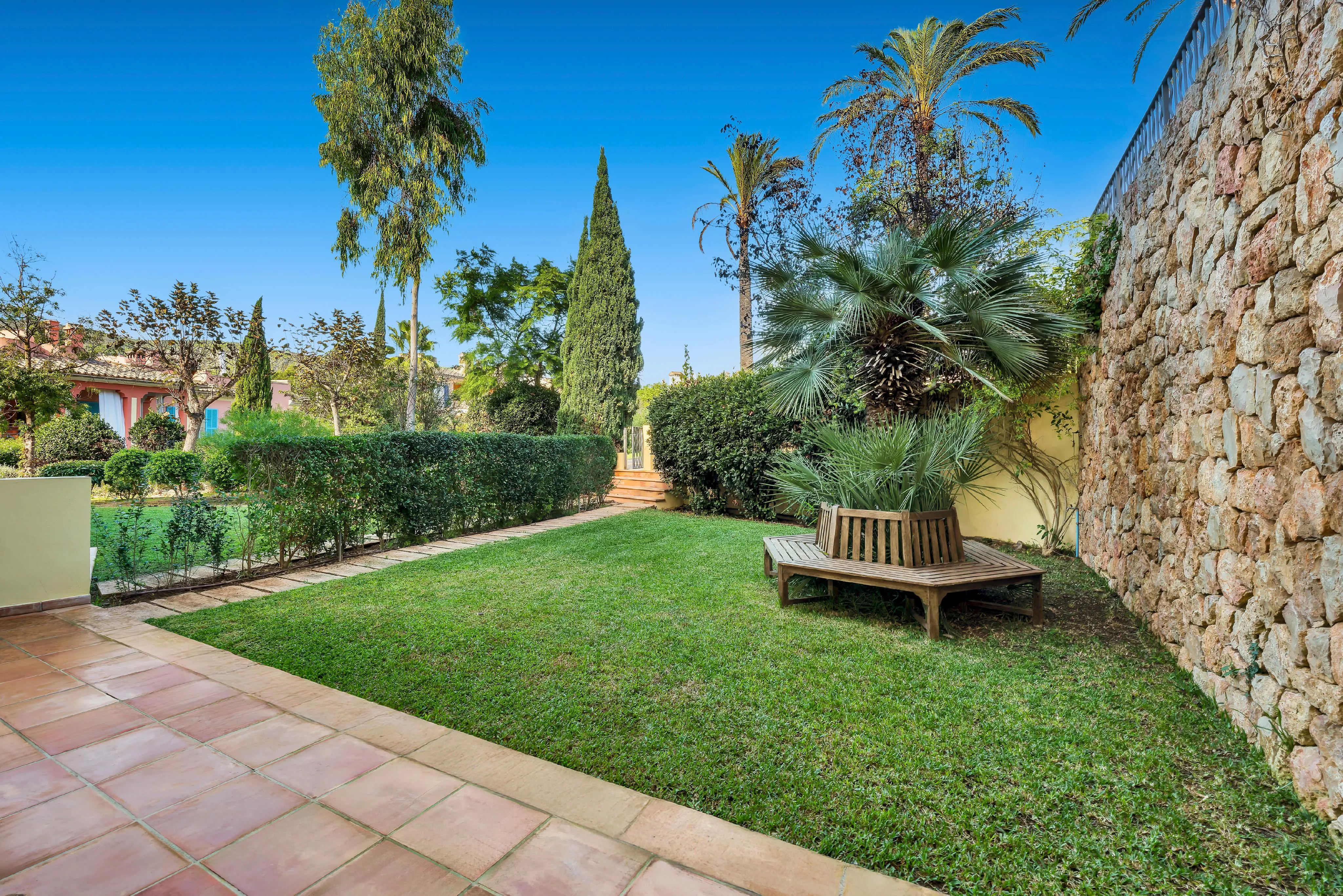 Przestronne mieszkanie z ogrodem w poszukiwanym kompleksie mieszkaniowym w Bendinat-4