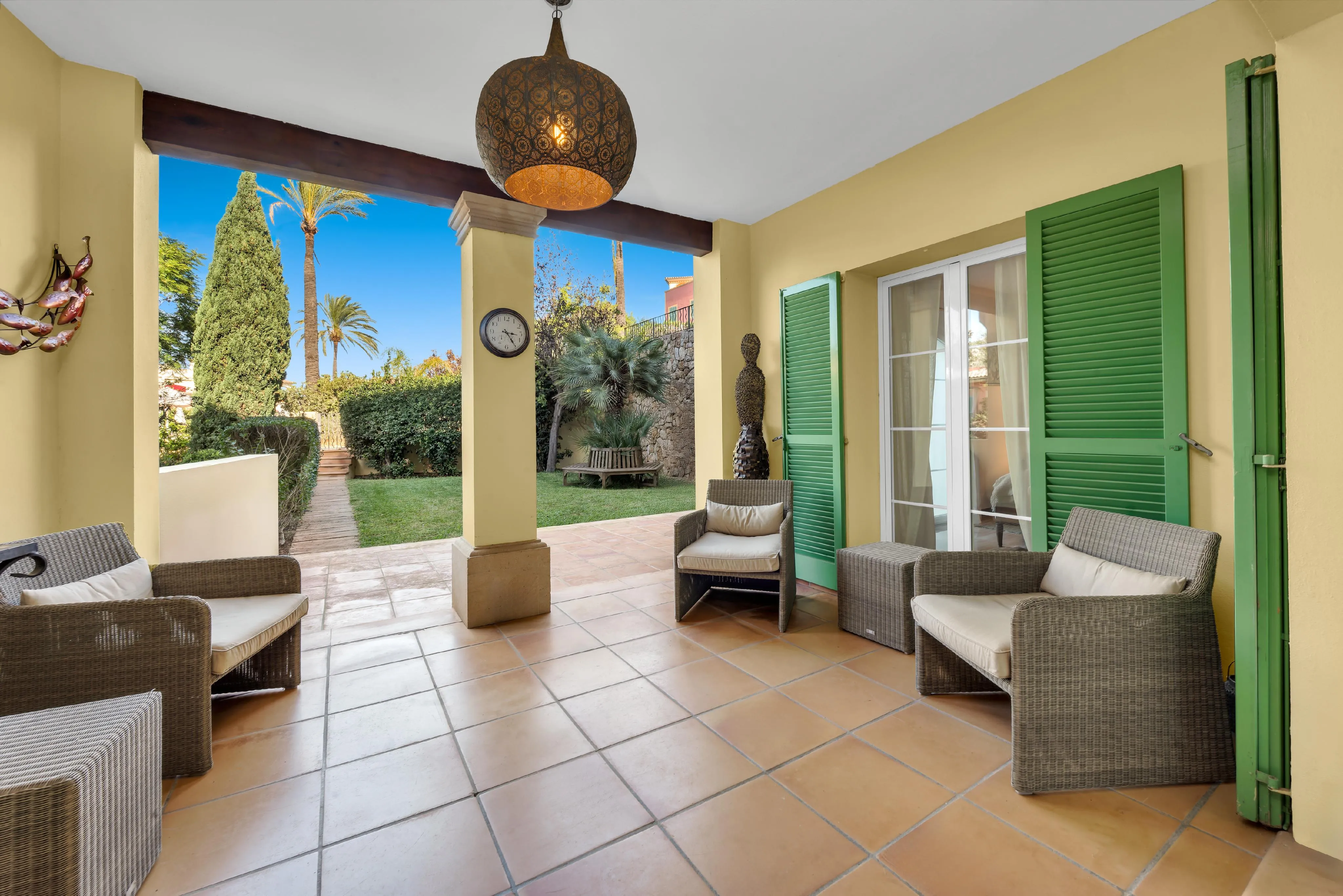 Preciosa planta baja con espacioso jardín-3