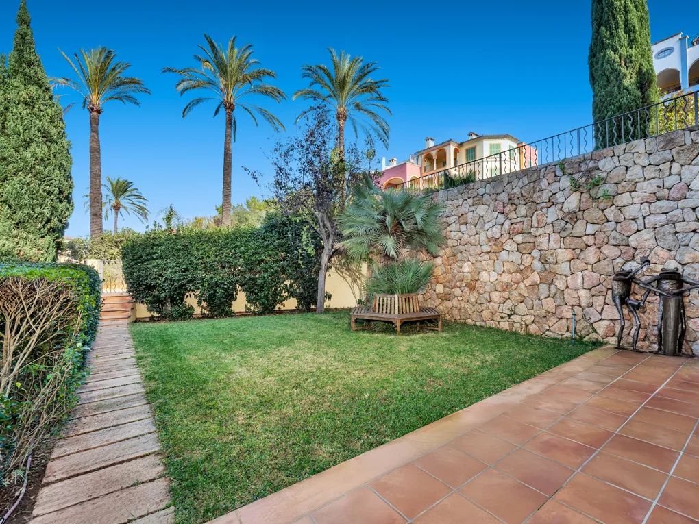 Preciosa planta baja con espacioso jardín-17