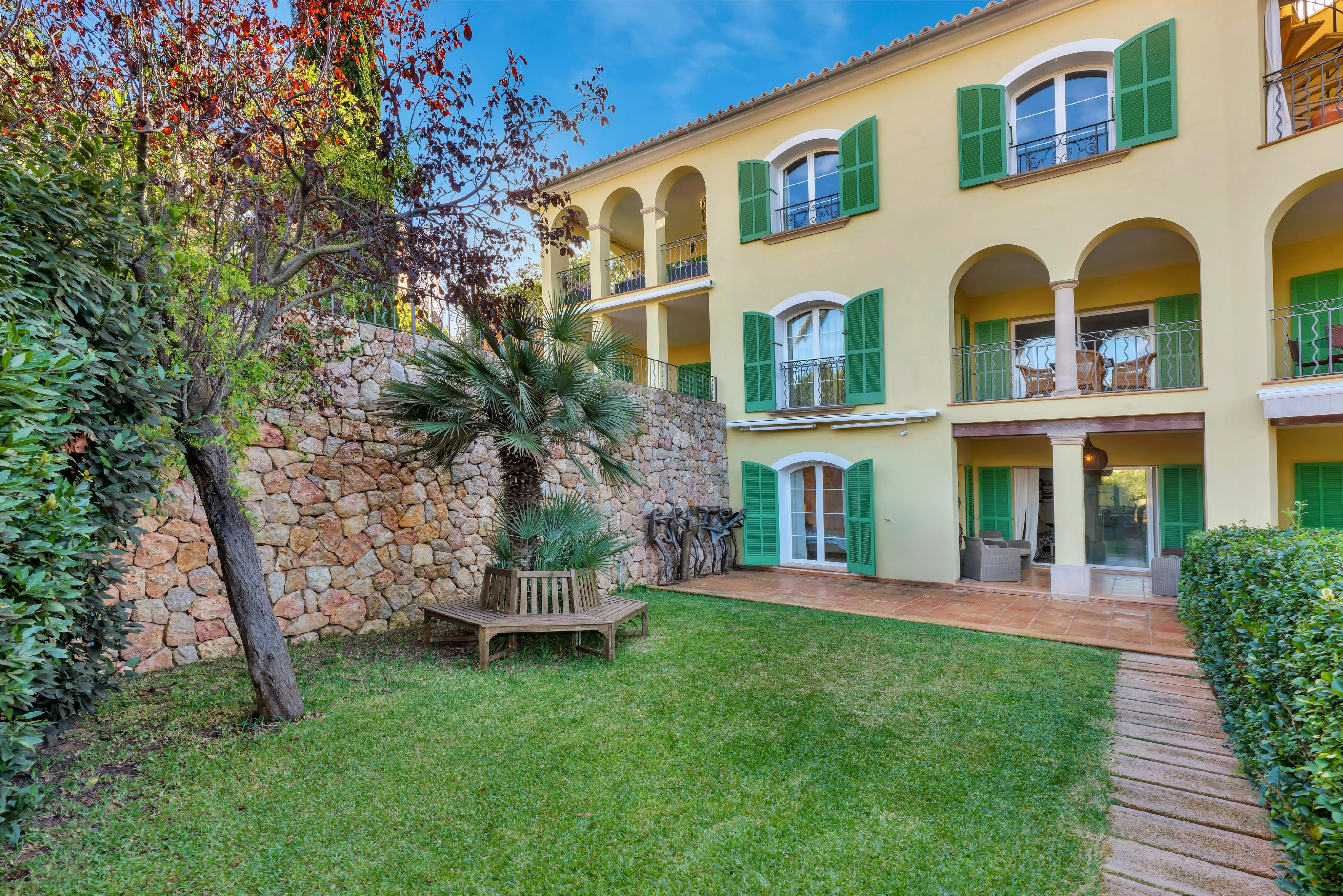 Preciosa planta baja con espacioso jardín-1