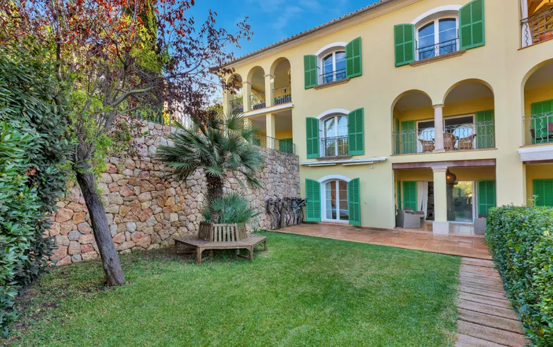 Großzügige  Gartenwohnung in einer begehrten Wohnanlage in Bendinat