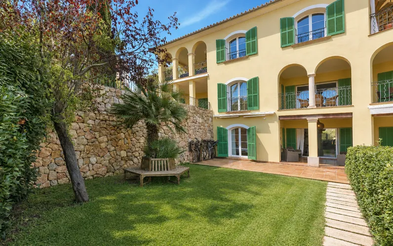 Beautiful and spacious garden apartment in sought after community in Bendinat