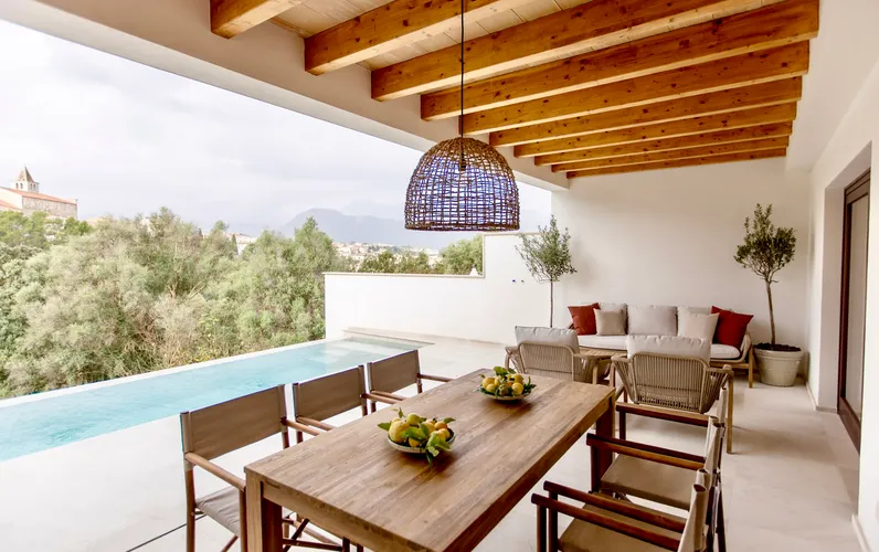 Ready-to-move-in designer townhouse with pool and panoramic views