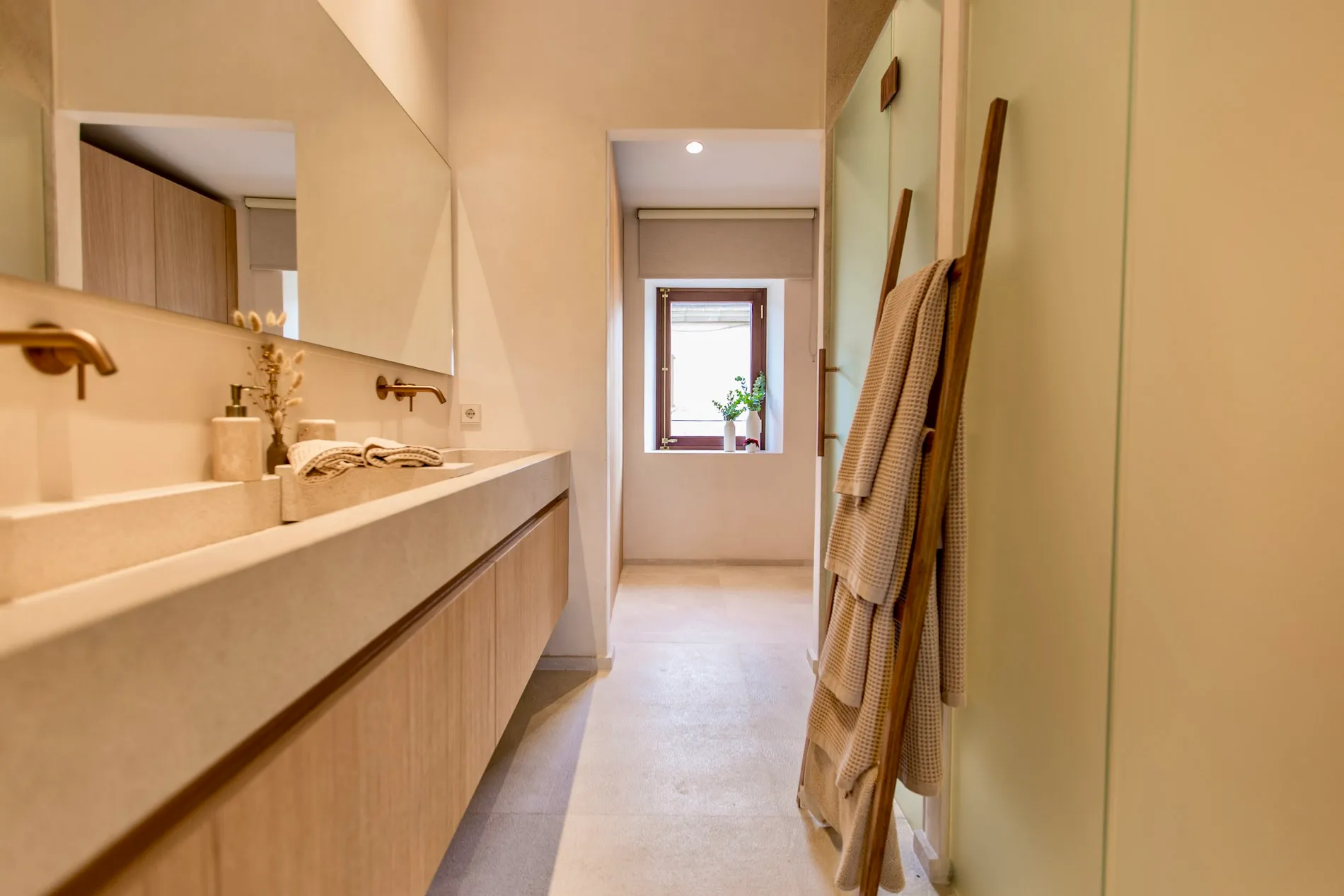 Ready-to-move-in designer townhouse with pool and panoramic views-16