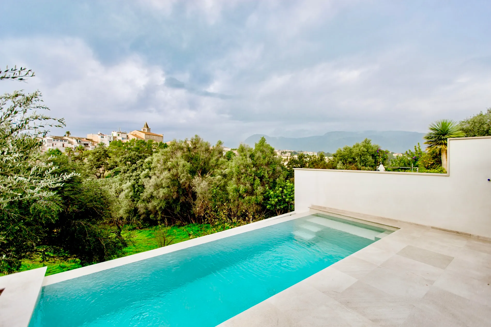 Ready-to-move-in designer townhouse with pool and panoramic views-5