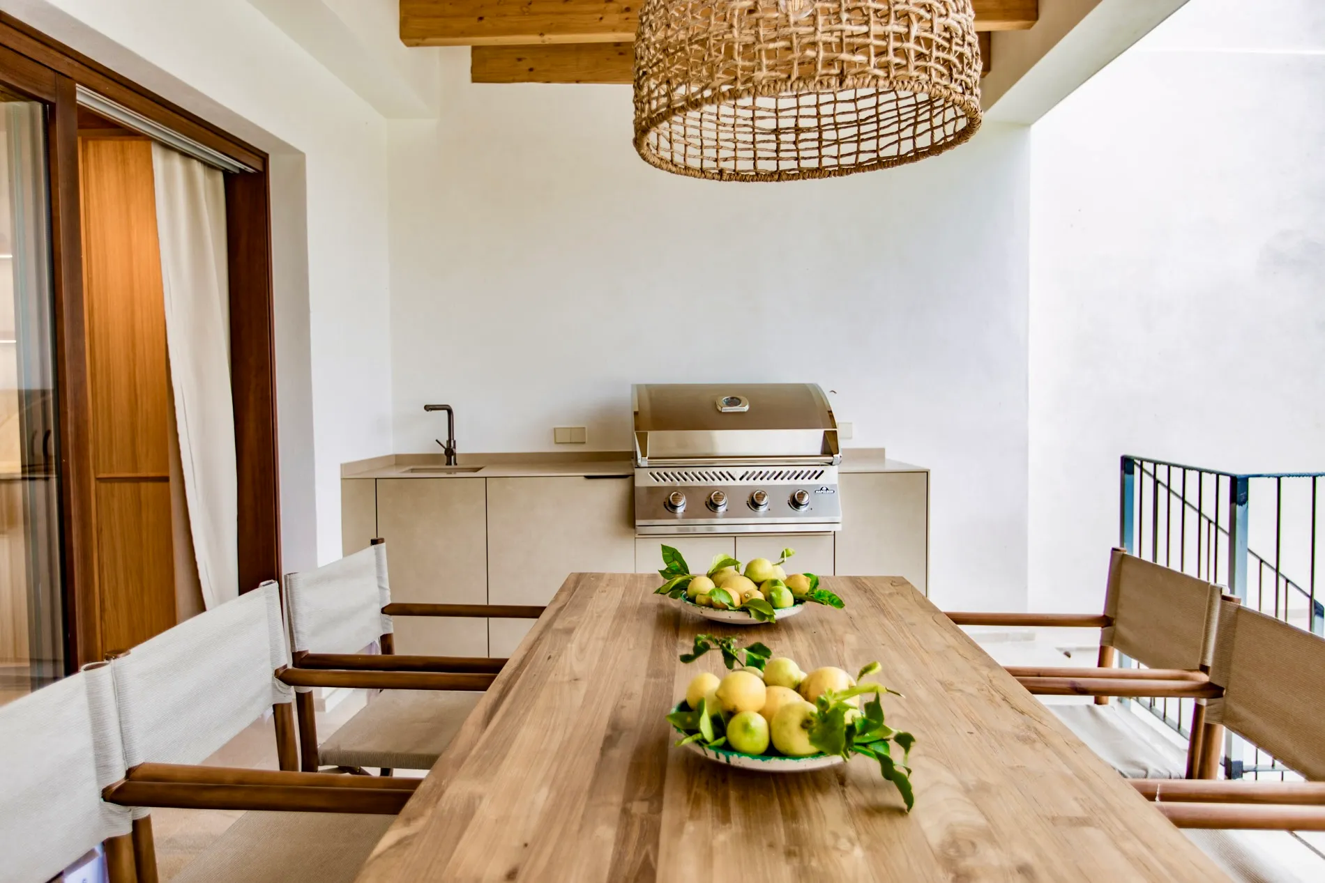 Ready-to-move-in designer townhouse with pool and panoramic views-11