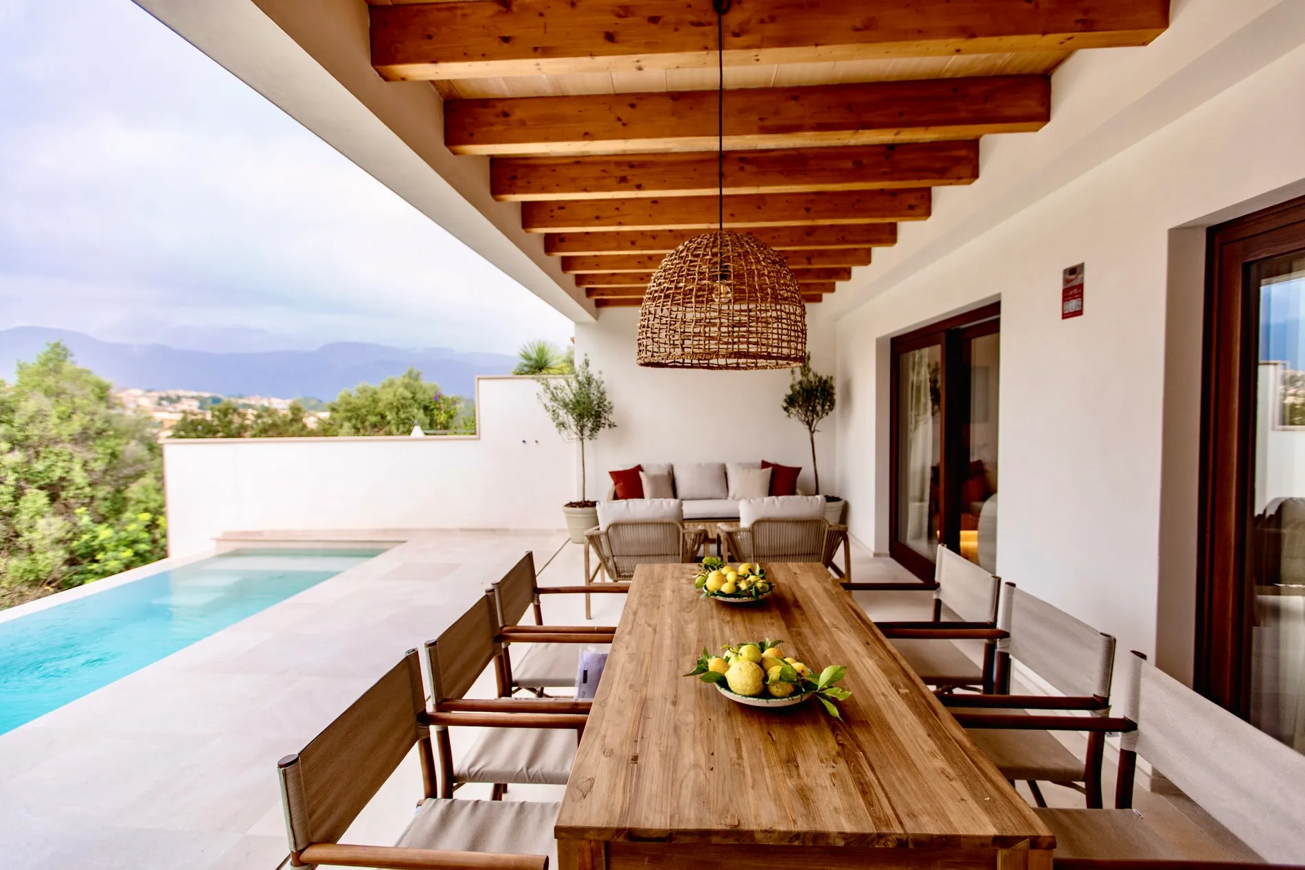 Ready-to-move-in designer townhouse with pool and panoramic views-10