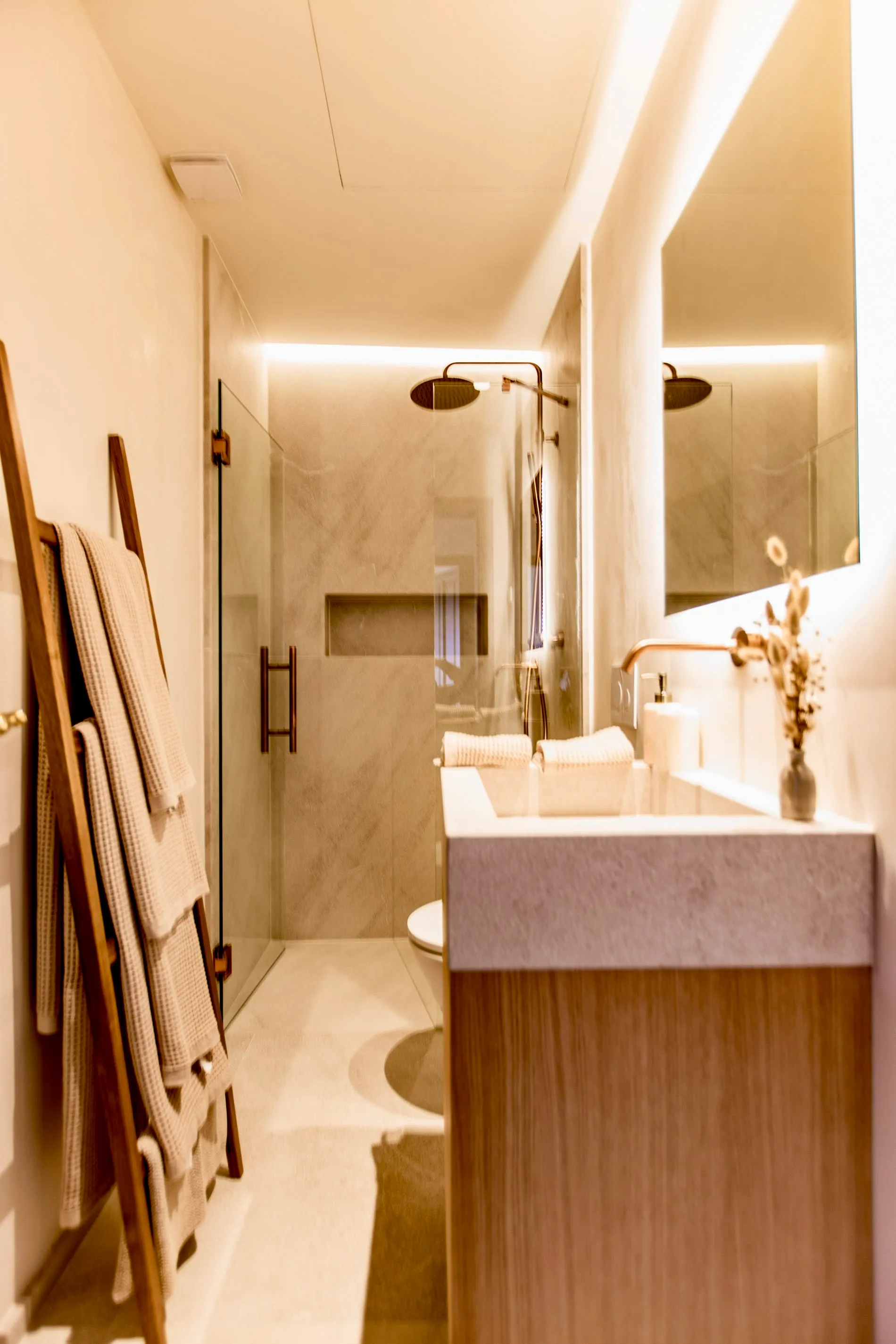 Ready-to-move-in designer townhouse with pool and panoramic views-14