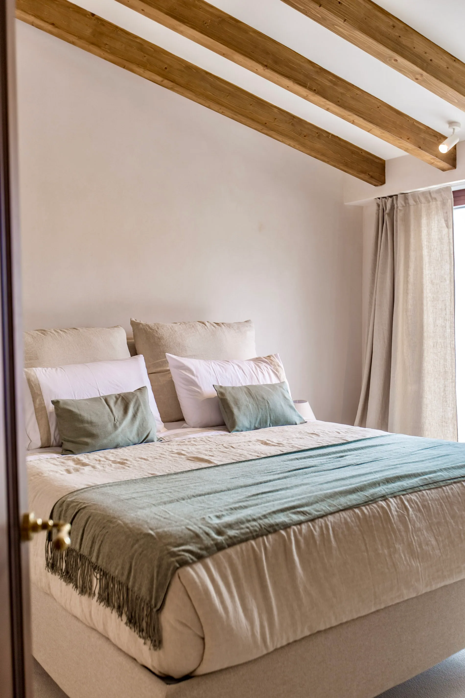 Ready-to-move-in designer townhouse with pool and panoramic views-13