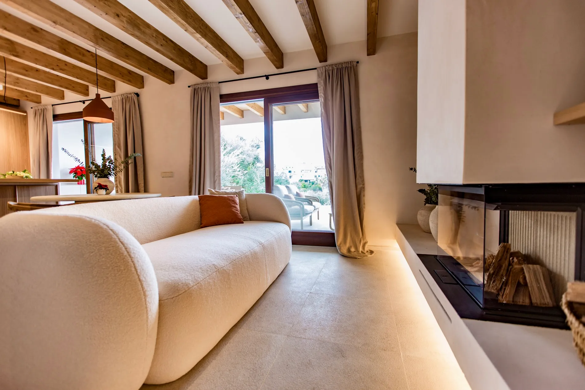 Ready-to-move-in designer townhouse with pool and panoramic views-7