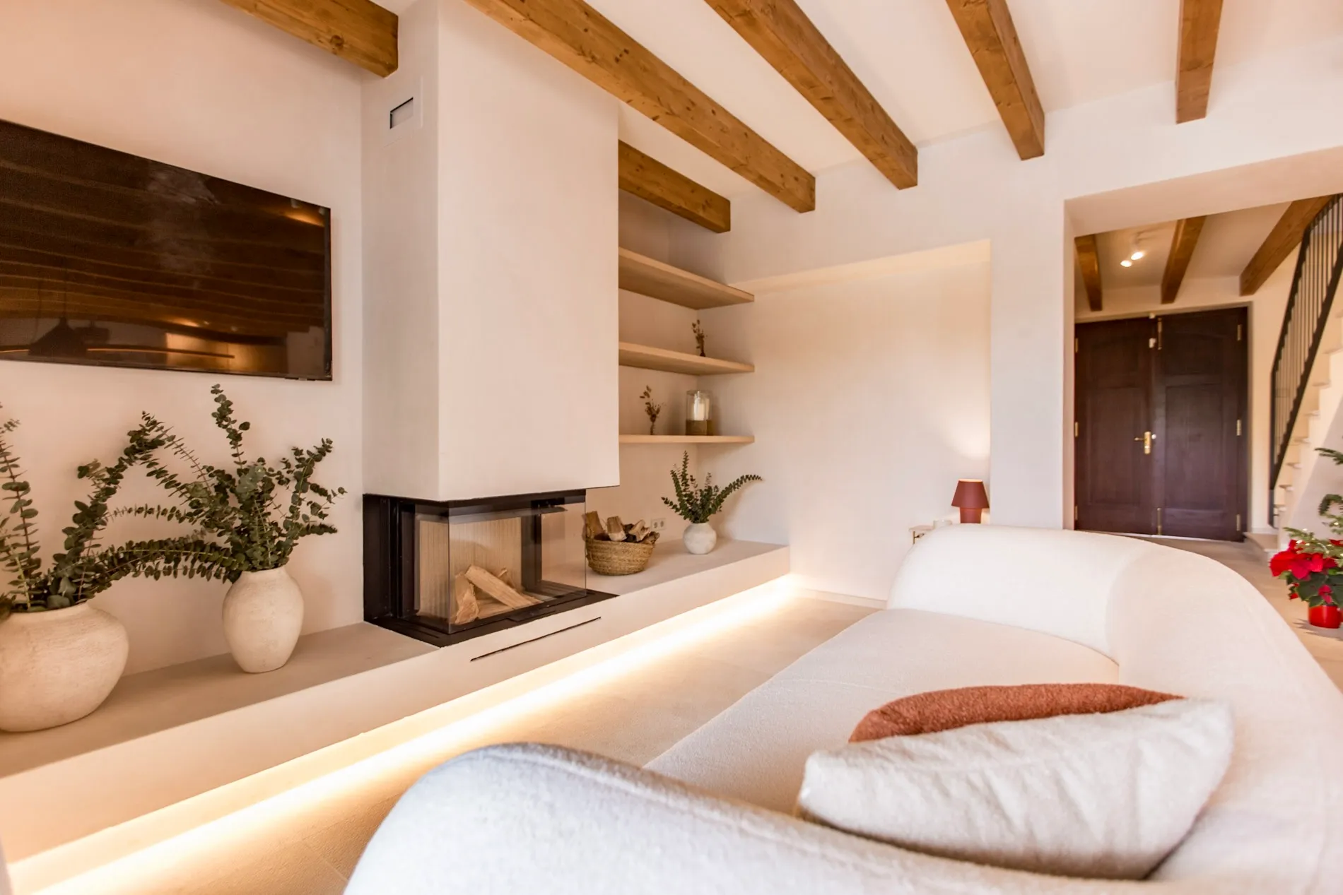 Ready-to-move-in designer townhouse with pool and panoramic views-8