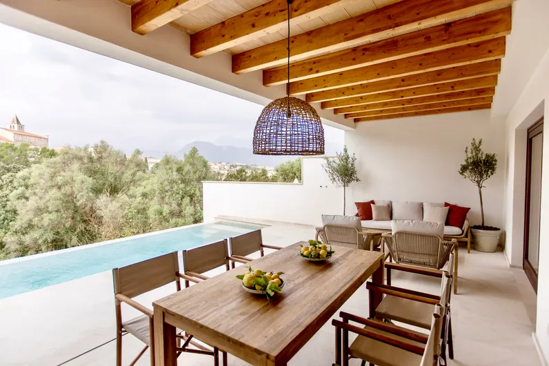 Casa de pueblo lista para entrar a vivir con piscina y vistas panorámicas