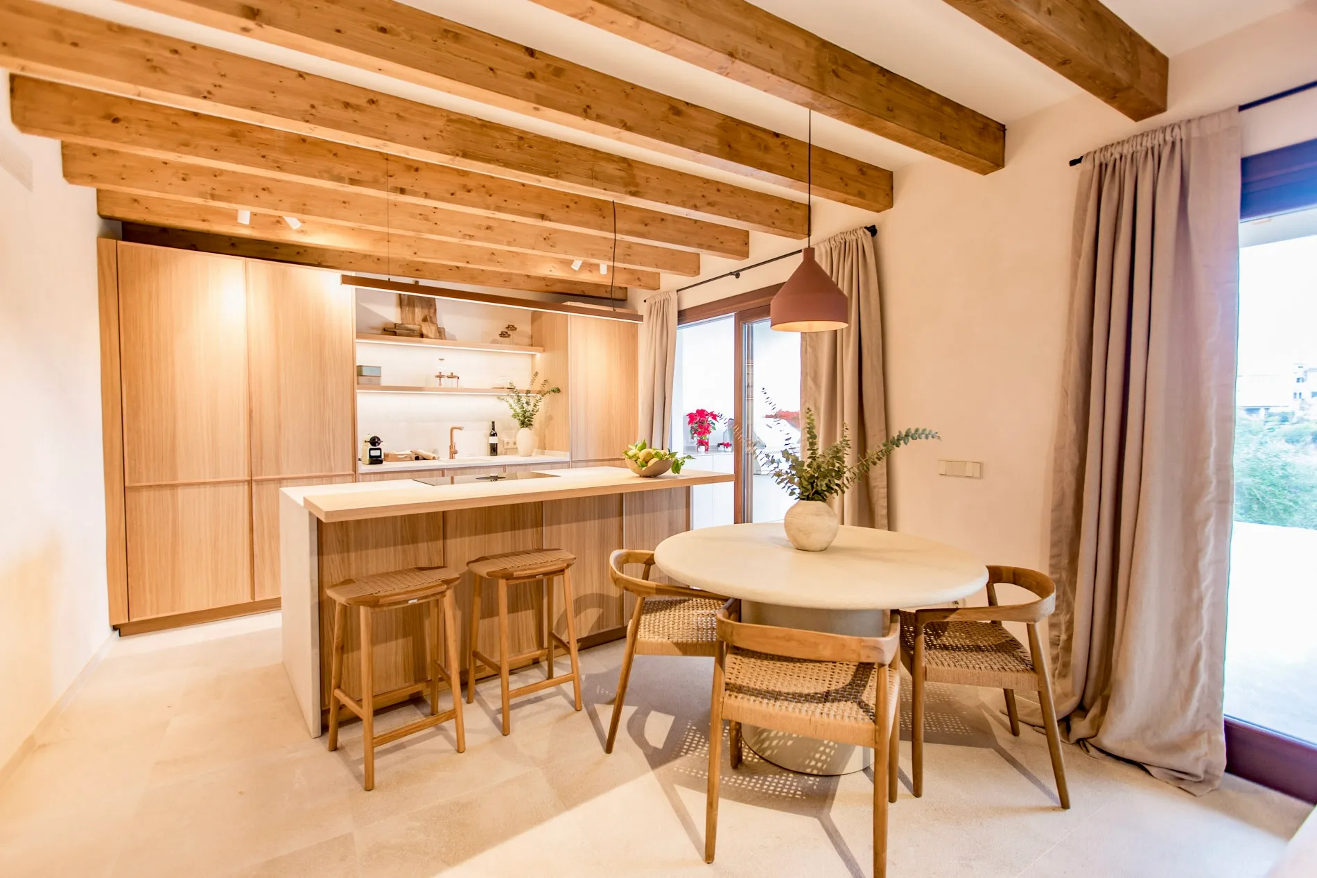 Ready-to-move-in designer townhouse with pool and panoramic views-4