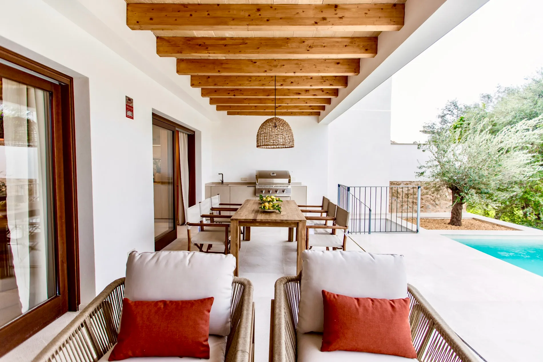 Ready-to-move-in designer townhouse with pool and panoramic views-12