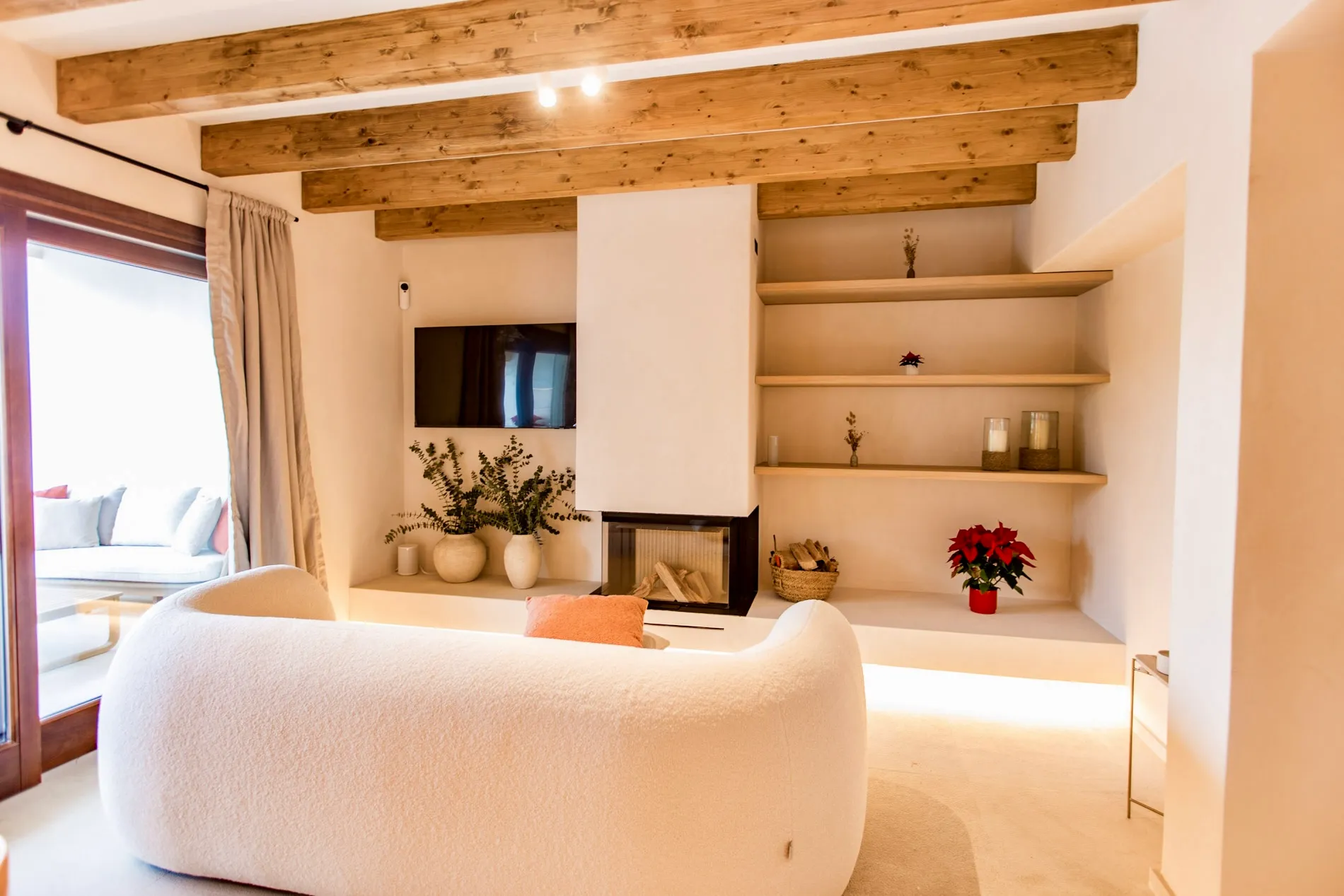 Ready-to-move-in designer townhouse with pool and panoramic views-6