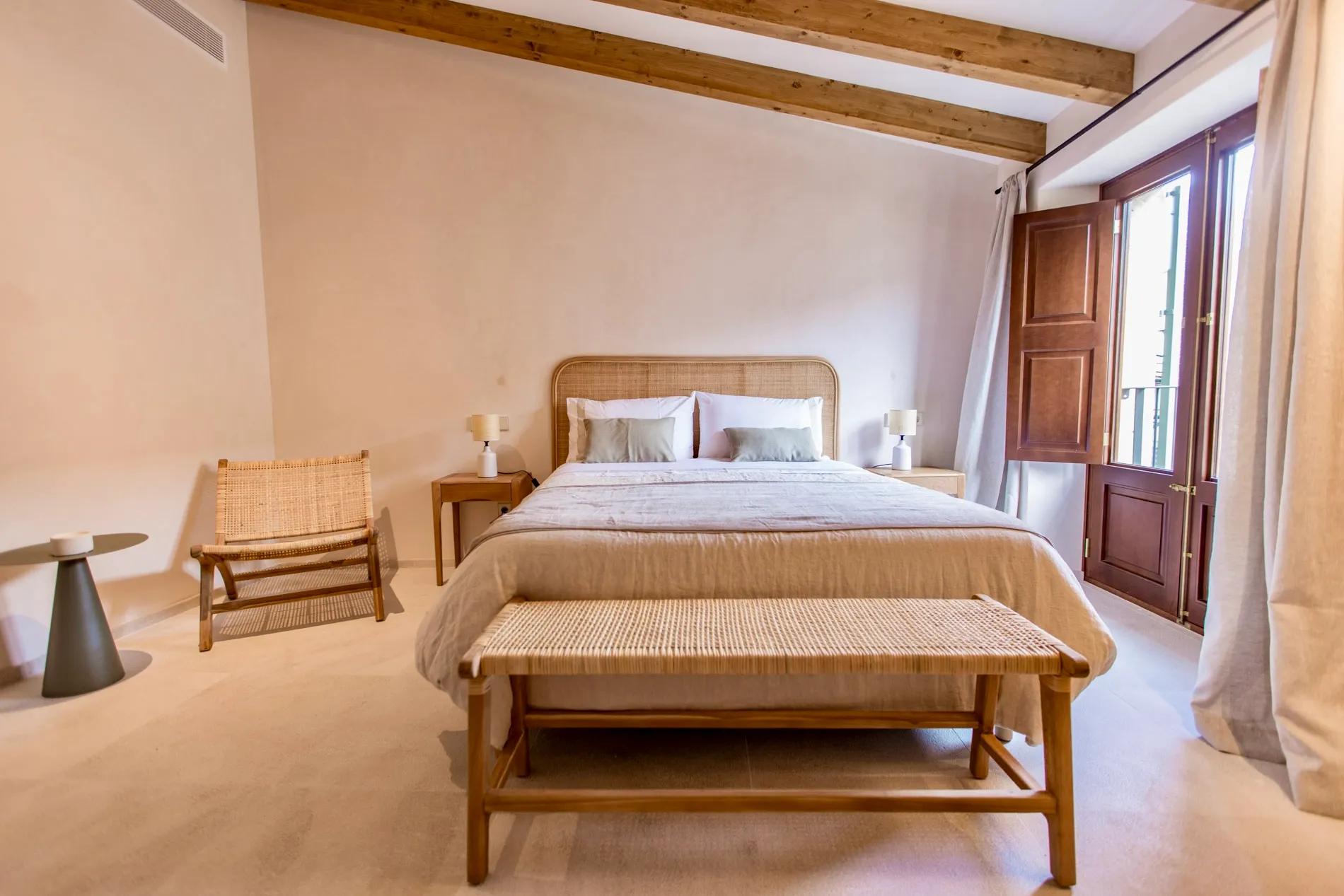 Ready-to-move-in designer townhouse with pool and panoramic views-15