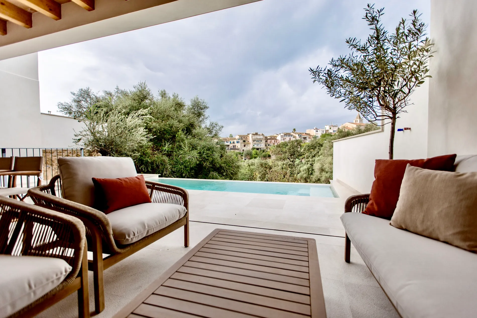 Ready-to-move-in designer townhouse with pool and panoramic views-3