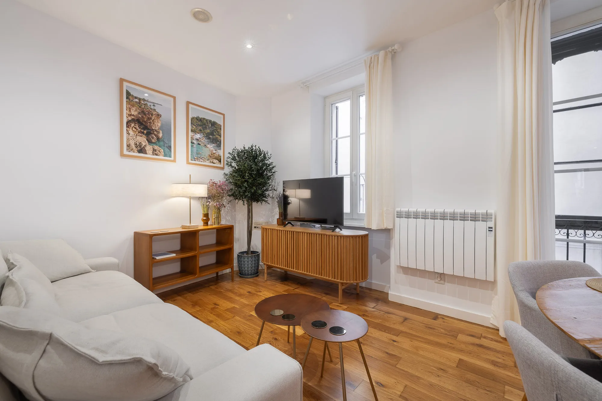 Short-term rental until May 26: Bright and cozy apartment with elevator and balconies near Cort-3