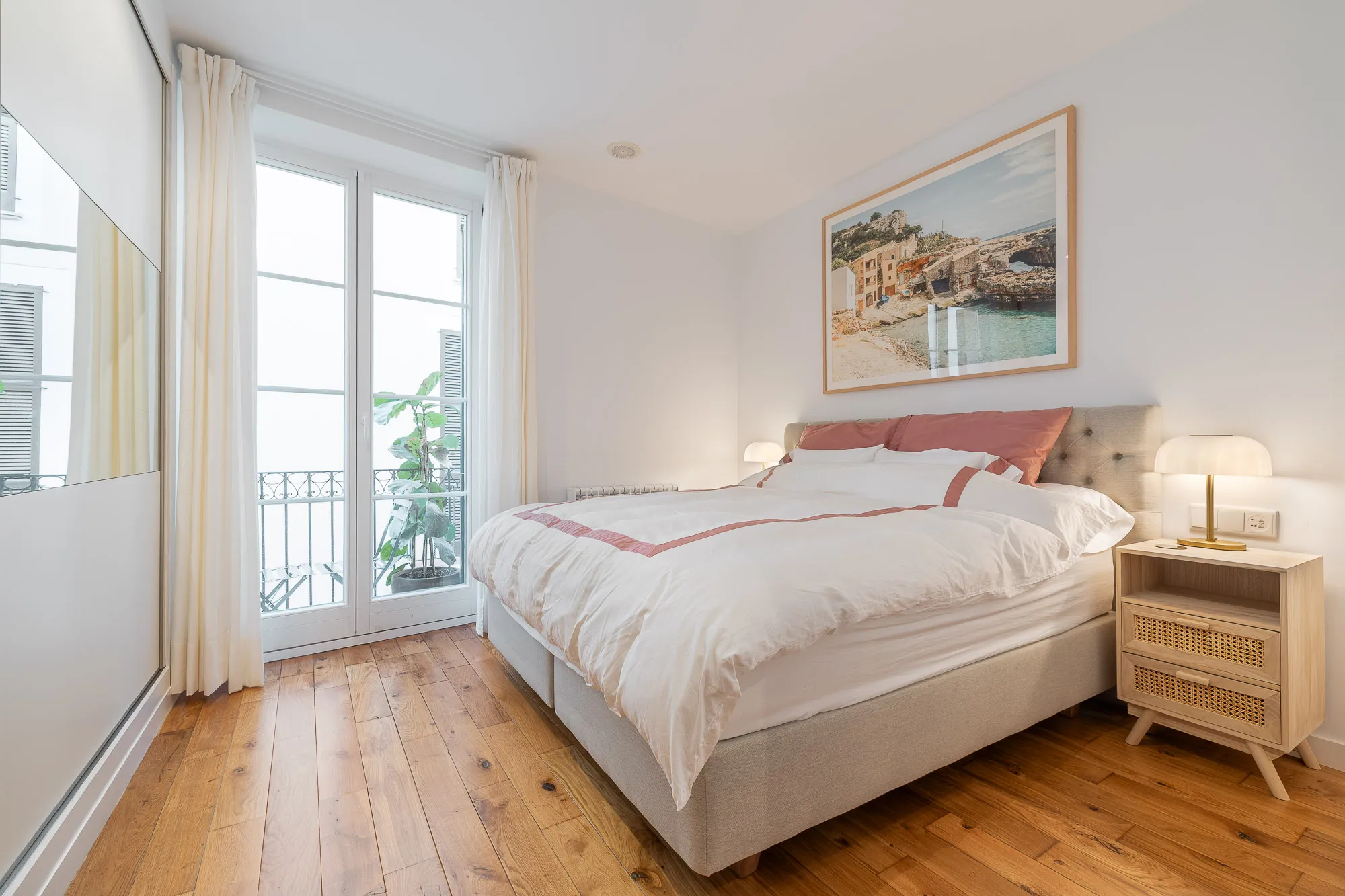 Short-term rental until May 26: Bright and cozy apartment with elevator and balconies near Cort-8