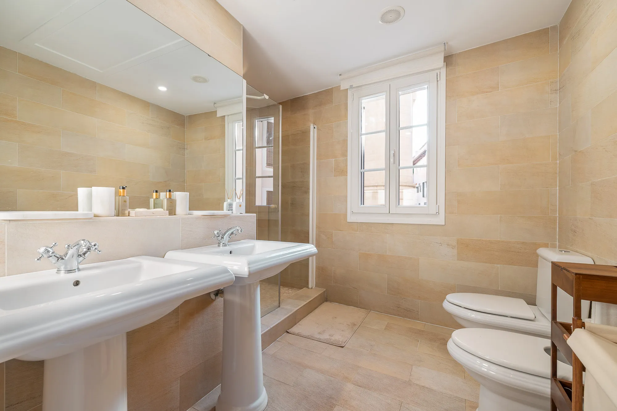 Korttidsleje fra 25. november til 26. maj: Lys og hyggelig lejlighed med elevator og altaner i nærheden af Cort-7