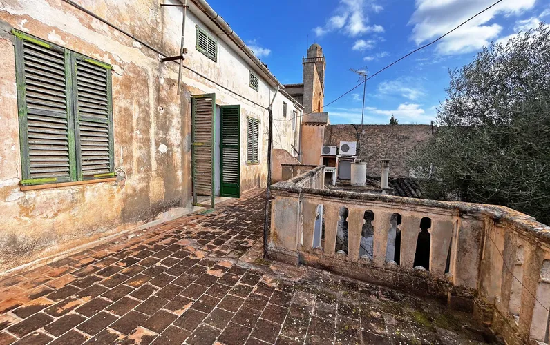 Casa de poble per a reformar en el cor de Llucmajor
