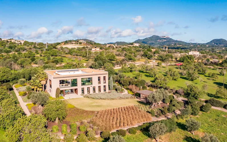 Property with sea view and guest apartment