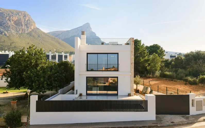Villa neuve de haute qualité avec vue sur la mer et la montagne à Colònia de Sant Pere