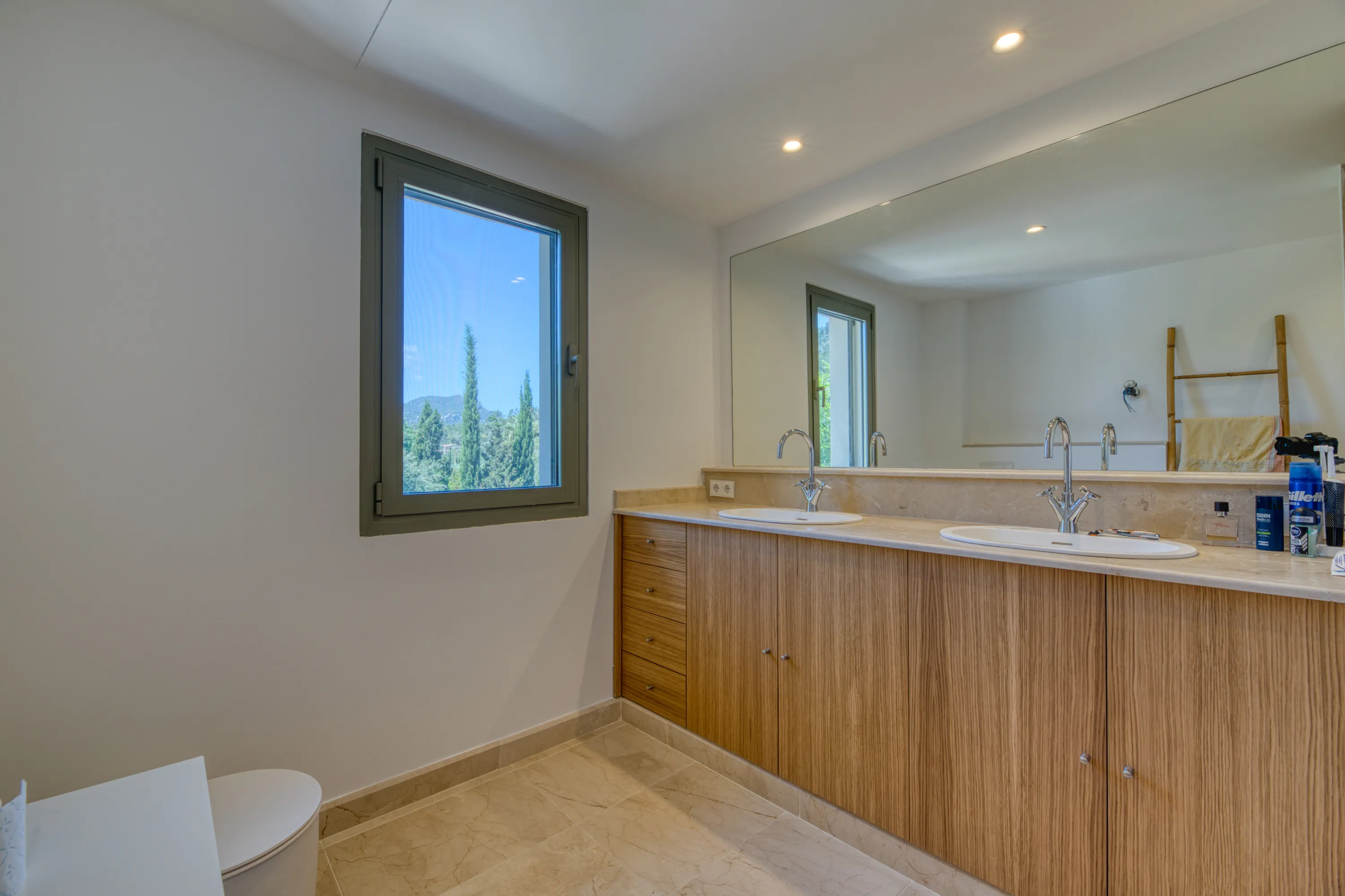 Idyllic villa with pool and panoramic views-10