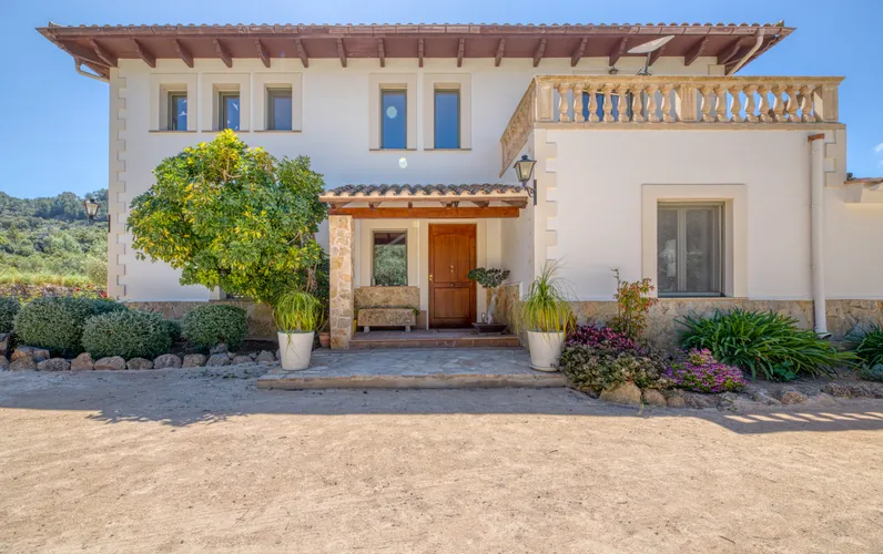 Idílica vila amb piscina i vistes panoràmiques