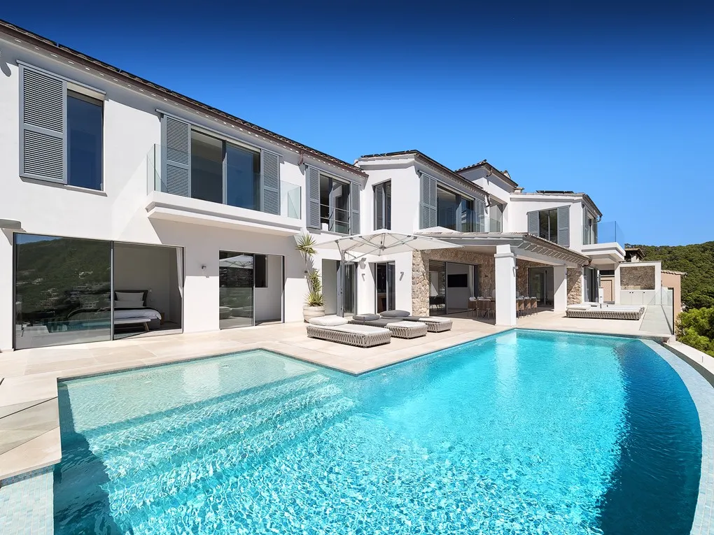 Moderne villa på en drømmebeliggenhed med spektakulær udsigt-2