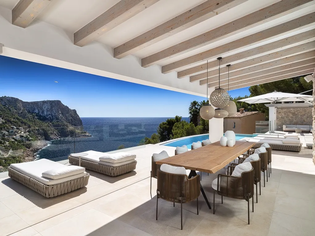 Modern villa i ett drömläge med spektakulär utsikt-1