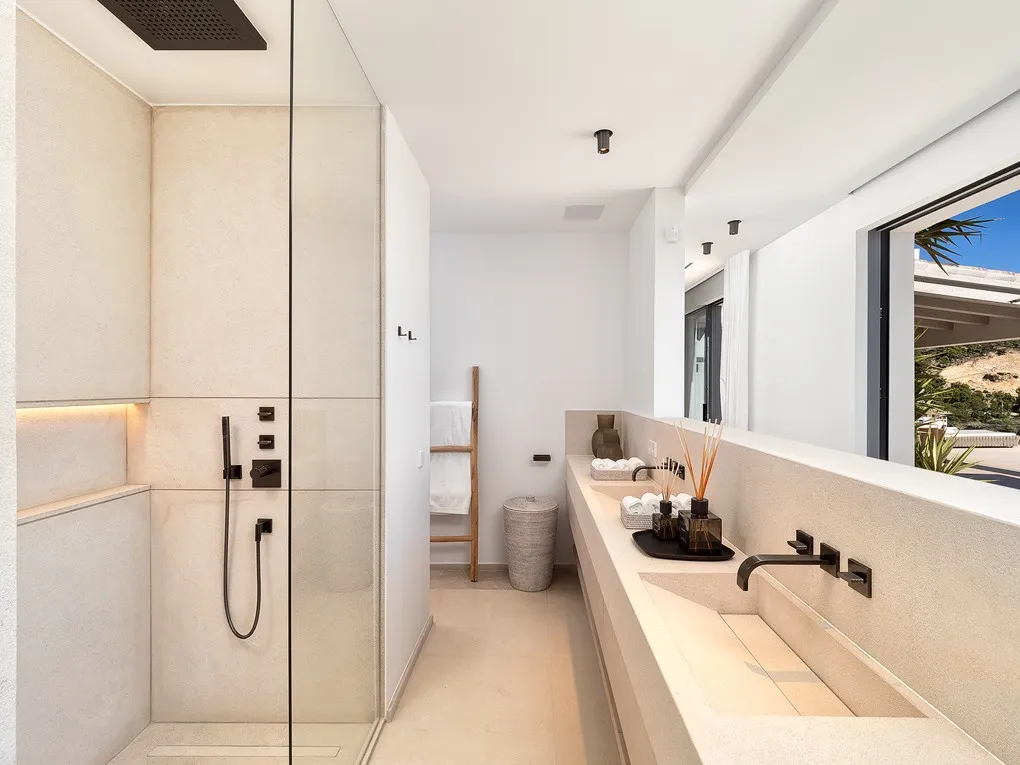 Modern villa i ett drömläge med spektakulär utsikt-17